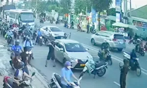 Người đập vỡ kính ôtô sau va chạm giao thông bị bắt Người đập vỡ kính ôtô sau va chạm giao thông bị bắt