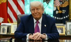 Ông Trump hoãn áp thuế 50% cho hàng EU thêm một tháng