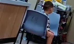Bé hai tuổi sống sót nhiều ngày bên thi thể mẹ Bé hai tuổi sống sót nhiều ngày bên thi thể mẹ