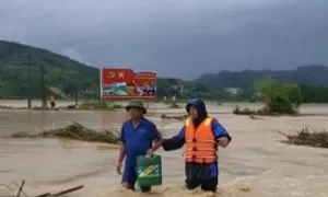 Mưa lớn chia cắt nhiều thôn bản ở miền Trung